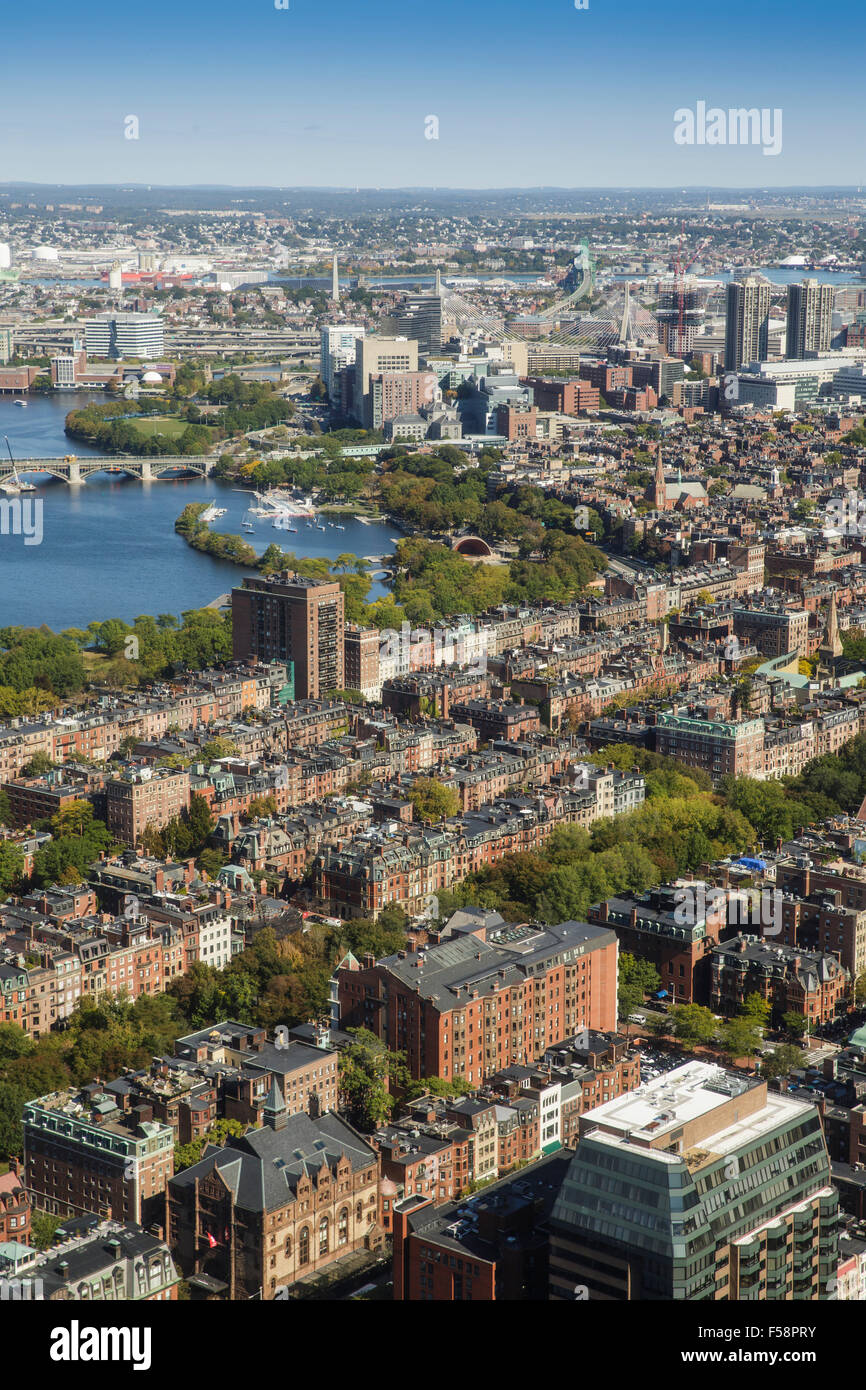 Luftbild von Back Bay und Beacon Hill in Boston, Massachusetts an einem klaren sonnigen Tag mit den Charles River im Hintergrund. Stockfoto