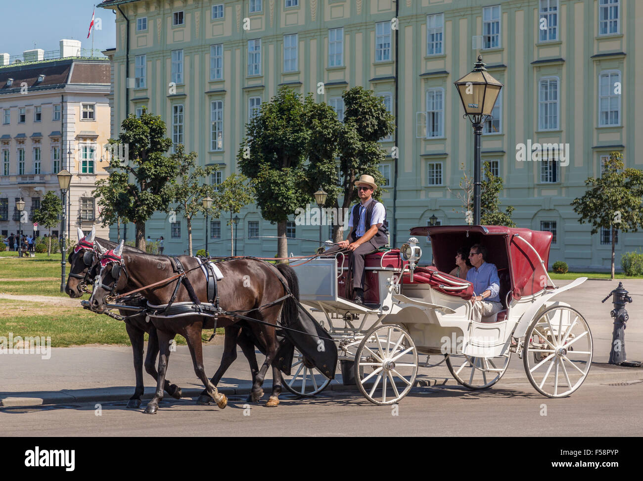 Pferdekutsche fährt außen Hofburg Palast auf dem Heldenplatz in Wien, Österreich. Stockfoto
