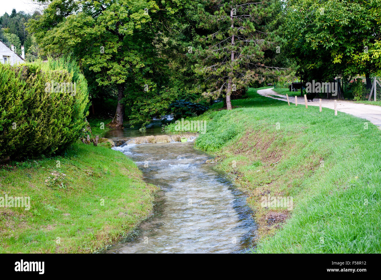 Blick auf den Fluss Le Rhoin Wanderweg in Savigny-Les-Beaune Stockfoto