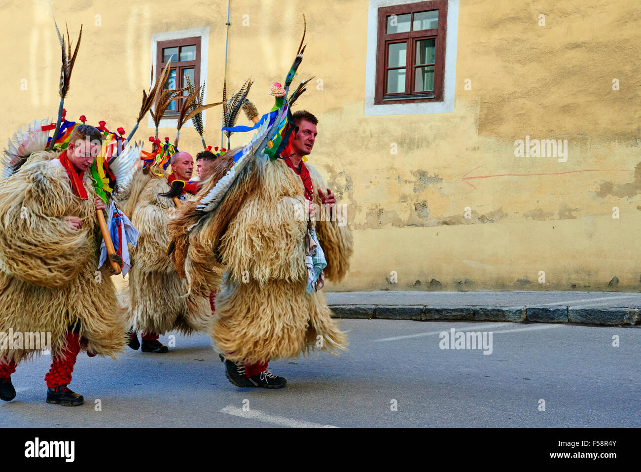 Ptuj, Slowenien, untere Steiermark, Stadt an den Ufern des Flusses Drau, Karneval. Die Kurent sind die Hauptfigur trägt eine massive sie Stockfoto