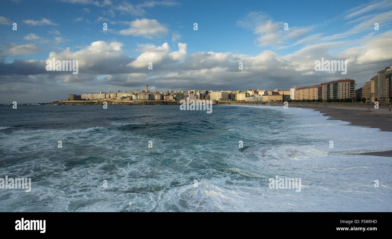 Die Küste mit Sand, Meer, Wellen und Esplanade vor modernen Gebäuden in A Coruna, Galicien, Spanien Stockfoto