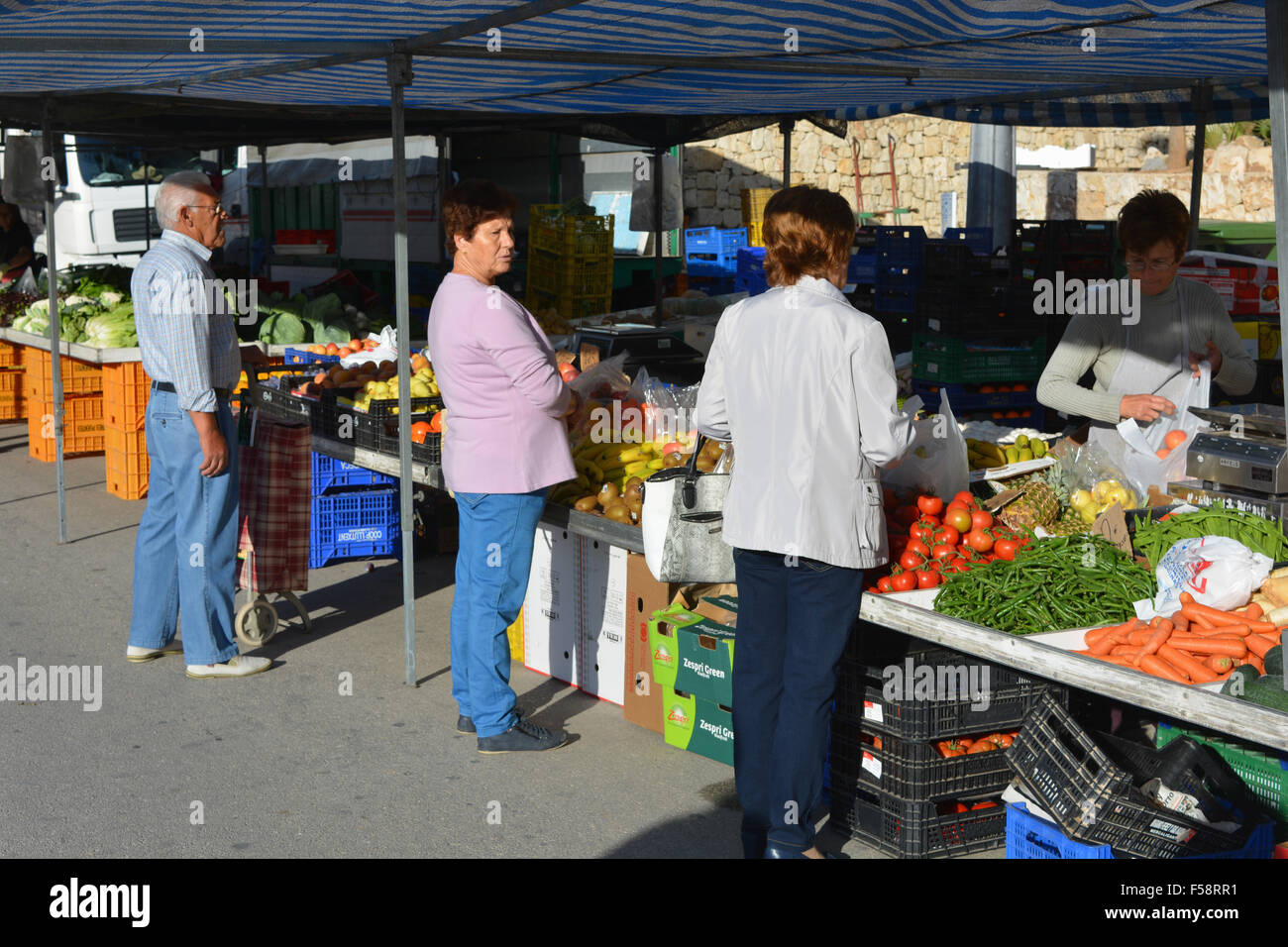 Wochenmarkt Donnerstag In Der Nähe Der Donnerstagmarkt Stockfotos und -bilder Kaufen - Alamy