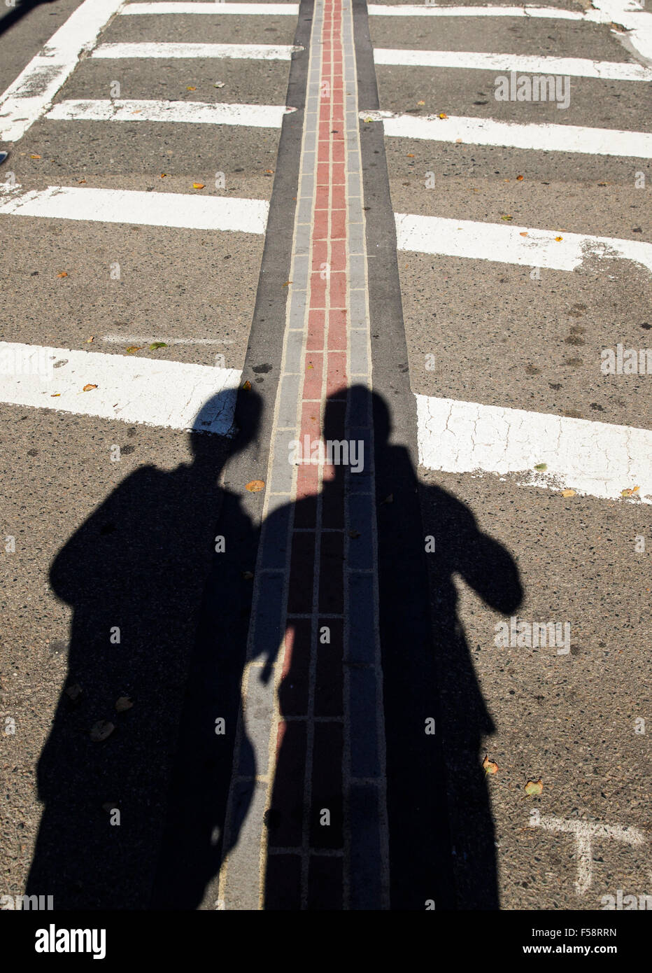 Ein paar Schatten ist zu sehen auf der Liberty Trail in Boston, Massachusetts an einem sonnigen Tag. Stockfoto