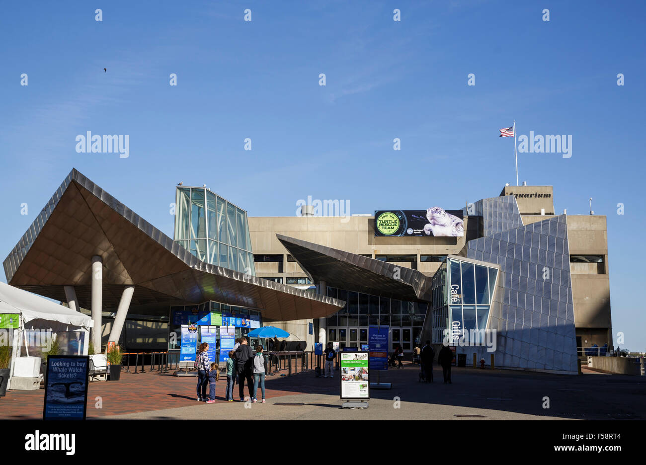 Gesamtansicht des New England Aquarium in Boston, Massachusetts an einem sonnigen Tag. Stockfoto