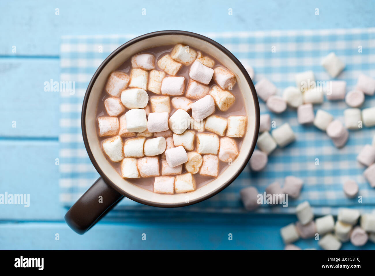 Kakaogetränk mit Marshmallows in Becher auf Tisch Stockfoto