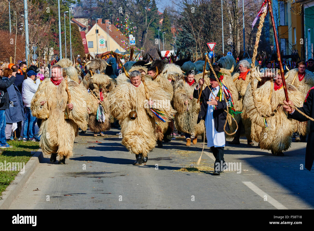 Ptuj, Slowenien, untere Steiermark, Stadt an den Ufern des Flusses Drau, Karneval. Die Kurent sind die Hauptfigur trägt eine massive sie Stockfoto