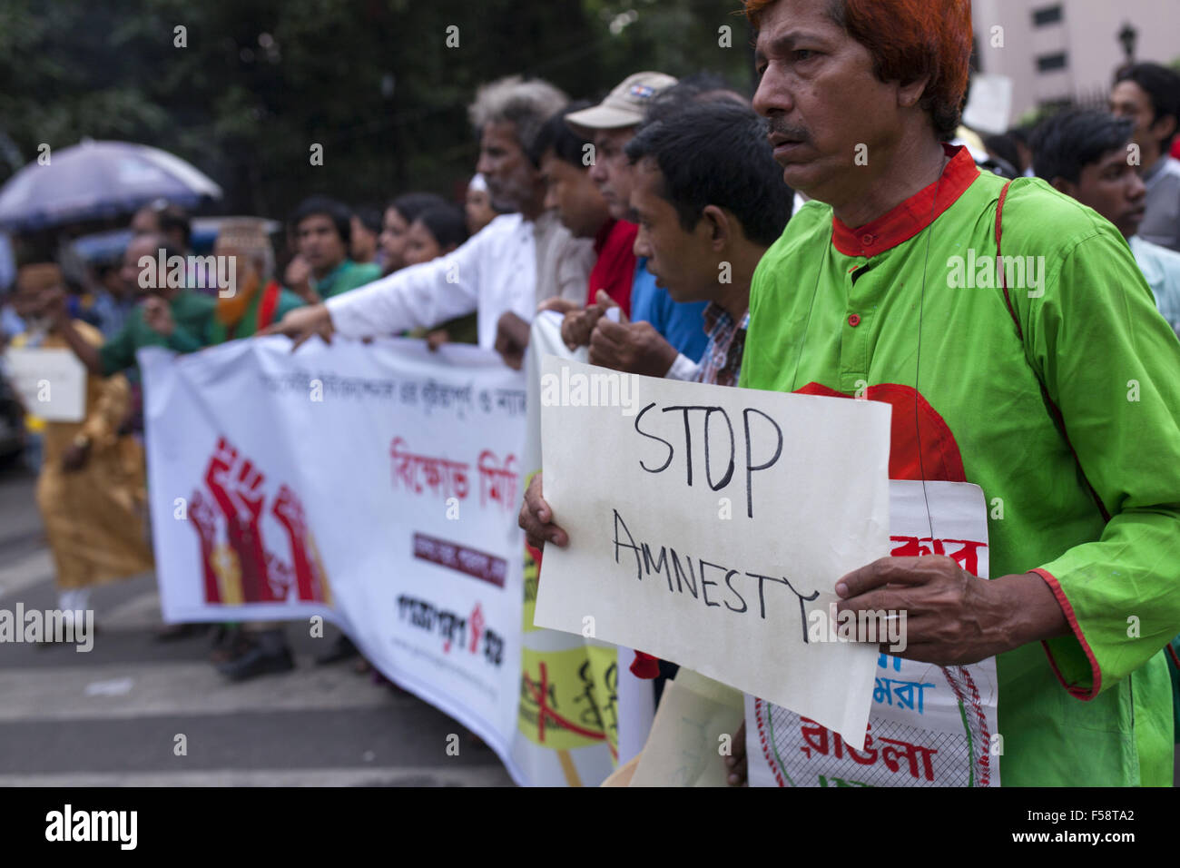 Dhaka, Bangladesch. 30. Oktober 2015. Bangladeshi Activistsshout Motto während einer Protestaktion gegen Amnesty International in Dhaka am 30. Oktober 2015. Amnesty International hat die Studie Fragen aufgeworfen und Beschwerde Prozesse der Kriegsverbrecher verurteilt Salauddin Quader Chowdhury und Ali Ahsan Mohammad Mujahid, Tage, bevor ihre Todesstrafe Überprüfung Petitionen sind abzurechnen. Die Demonstranten forderte die Todesstrafe für Kriegsverbrechen überführt. Bildnachweis: Zakir Hossain Chowdhury/ZUMA Draht/Alamy Live-Nachrichten Stockfoto