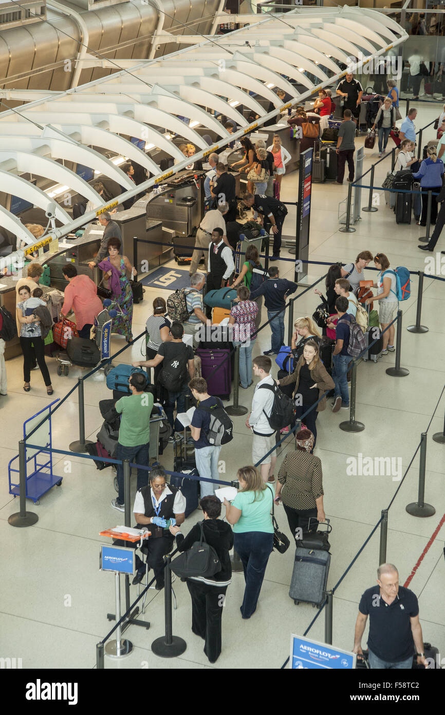 LOT Polish Airlines check-in am Flughafen JFK in New York City. Stockfoto