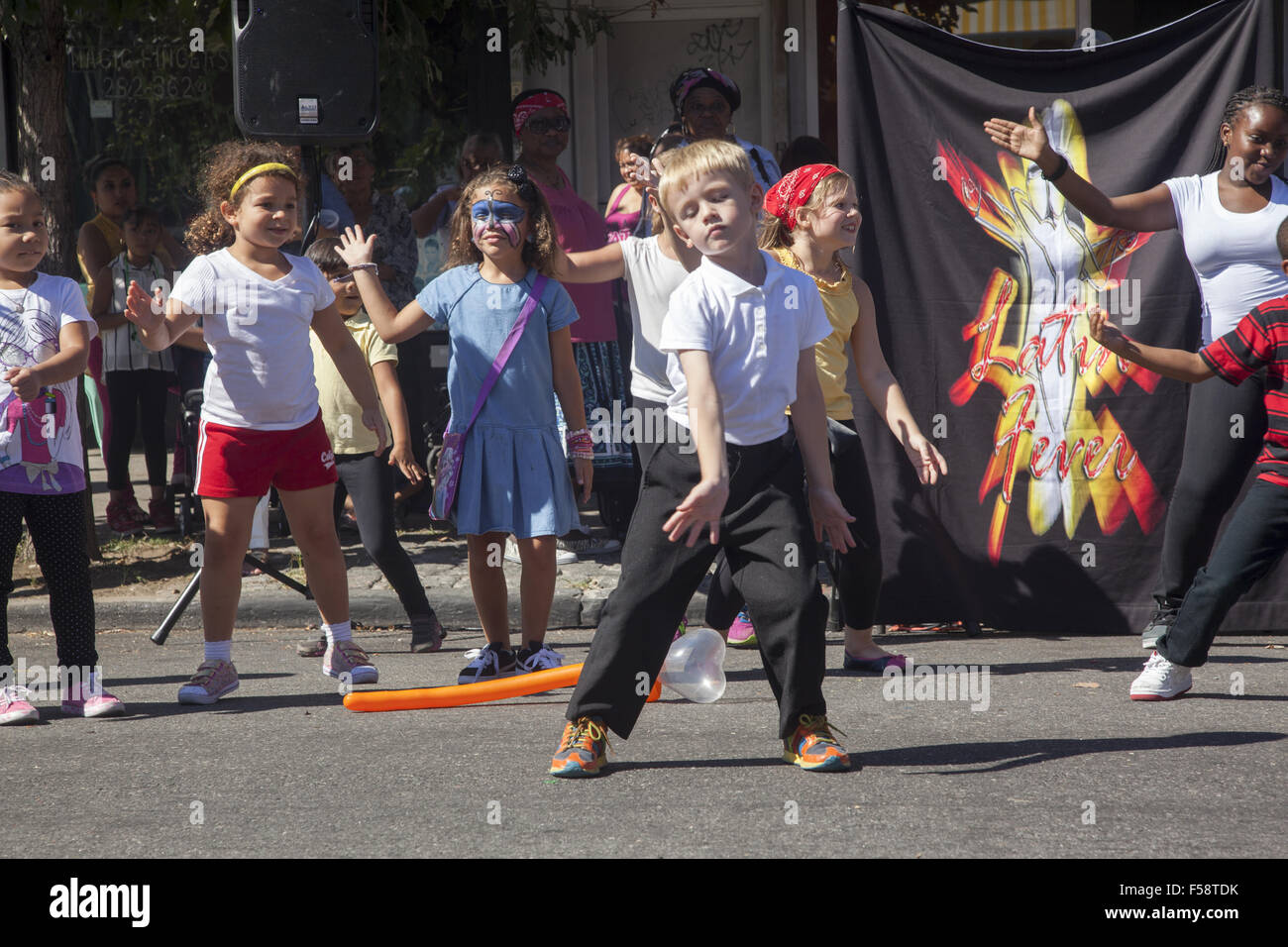 Junge Tänzerinnen und Tänzer treten bei einem Straßenfest in Brooklyn, New York. Stockfoto