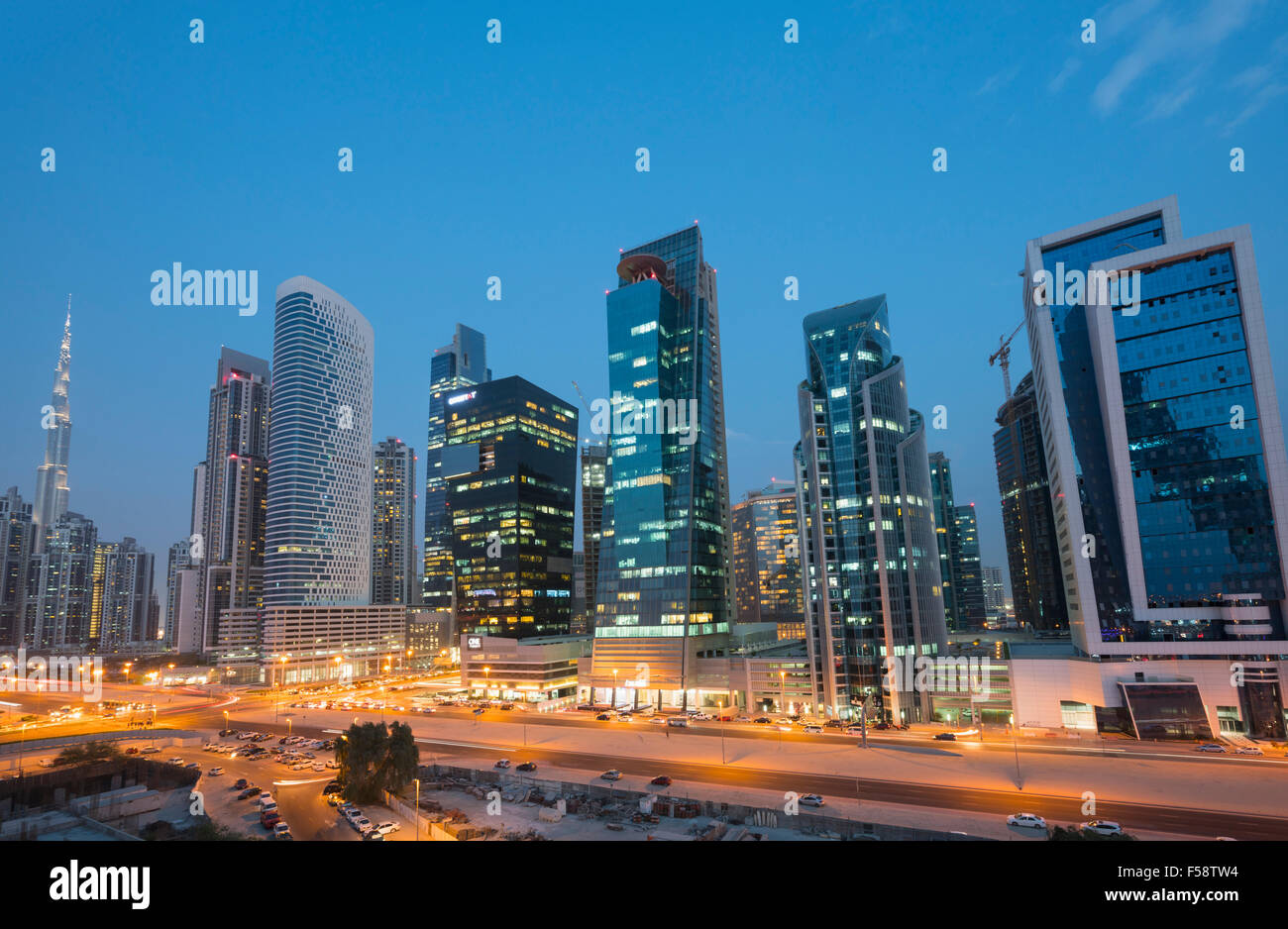 Skyline von neuen Bürotürmen nachts in Business Bay Viertel von Dubai Vereinigte Arabische Emirate Stockfoto