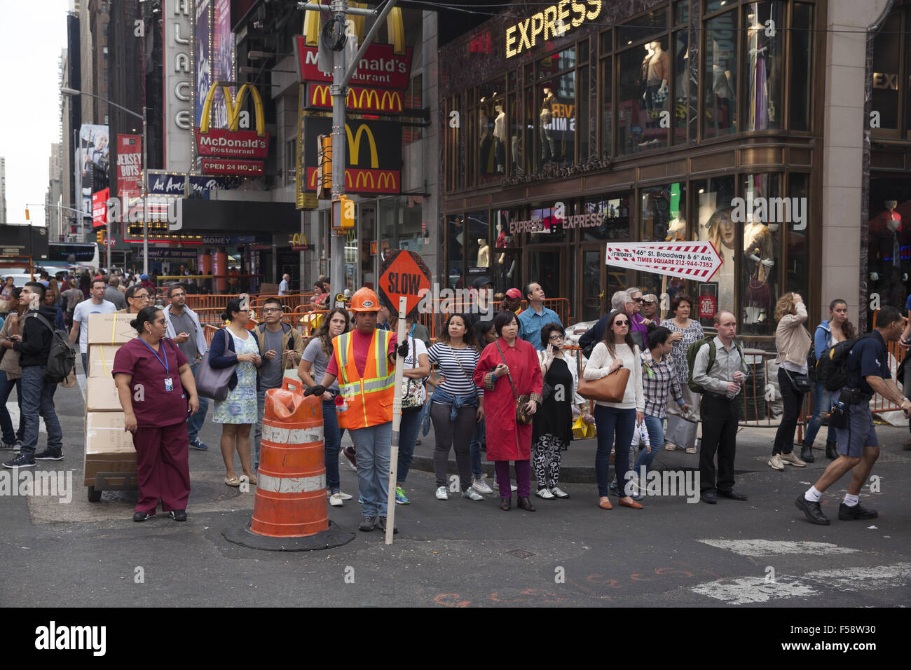 Nur ein weiterer Tag mit Touristen auf der Straße in Times Square in New York City gestaut. Stockfoto