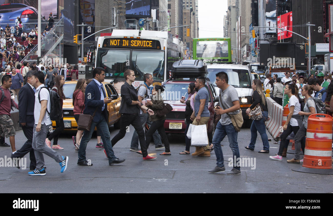 Nur ein anderer Tag staute sich mit Touristen New Yorker und dem Verkehr auf der Straße am Times Square, an der 7th Avenue & 47th Street, New York City. Stockfoto