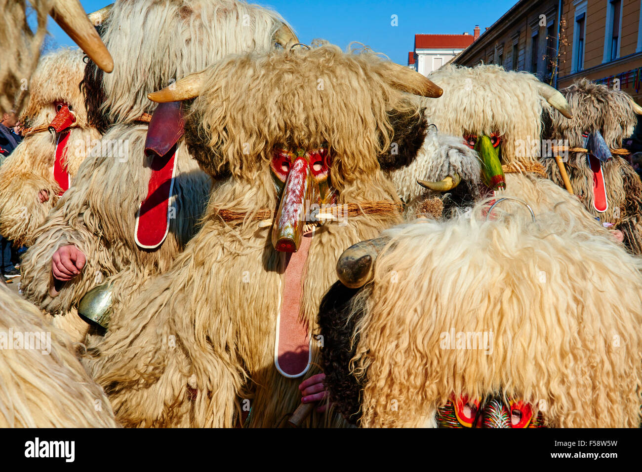 Ptuj, Slowenien, untere Steiermark, Stadt an den Ufern des Flusses Drau, Karneval. Die Kurent sind die Hauptfigur trägt eine massive sie Stockfoto