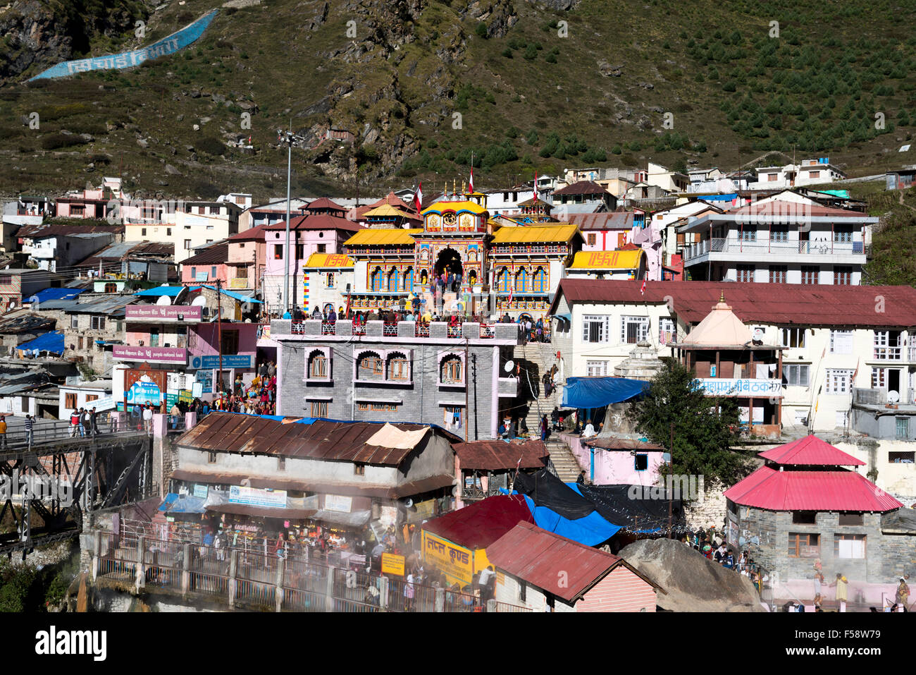 Ein Blick auf die Tempelanlage von Badrinath, angesehen von einer Brücke überspannt den Alakananda Fluss und heißes Wasser Baden "Kund", Indien Stockfoto