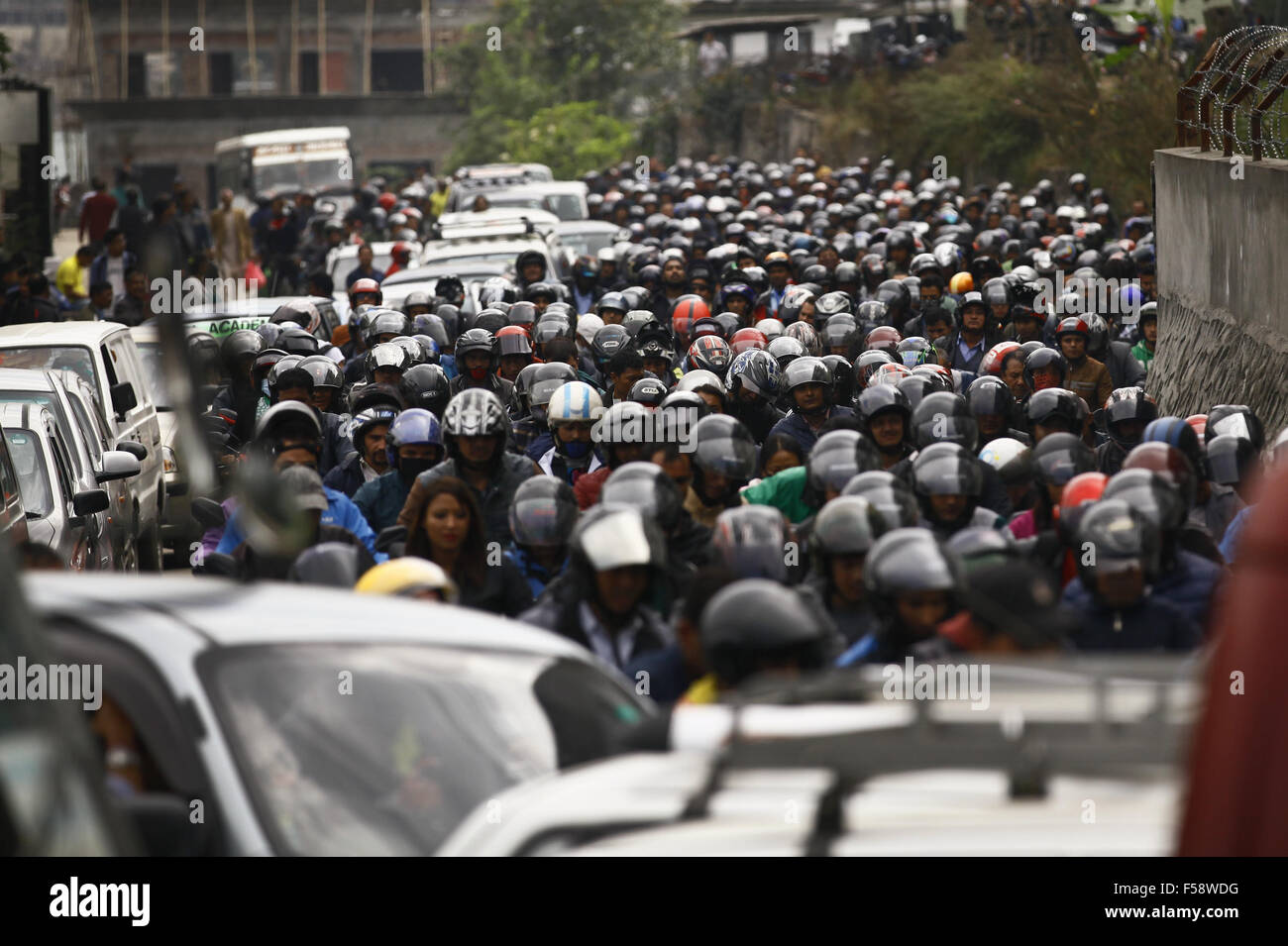 Kathmandu, Nepal. 30. Oktober 2015. Menschen Schlange mit ihrem Motorrad für Kraftstoff in Kathmandu, Nepal, 30. Oktober 2015. Nepal unterzeichnete einen Vertrag am Mittwoch mit China Erdölprodukte, importieren Sie ihre Botschaft in Beijing sagte, als der Himalaya Nation versucht, steigern liefert um die Energiekrise zu beschäftigen. Bildnachweis: Pratap Thapa/Xinhua/Alamy Live-Nachrichten Stockfoto