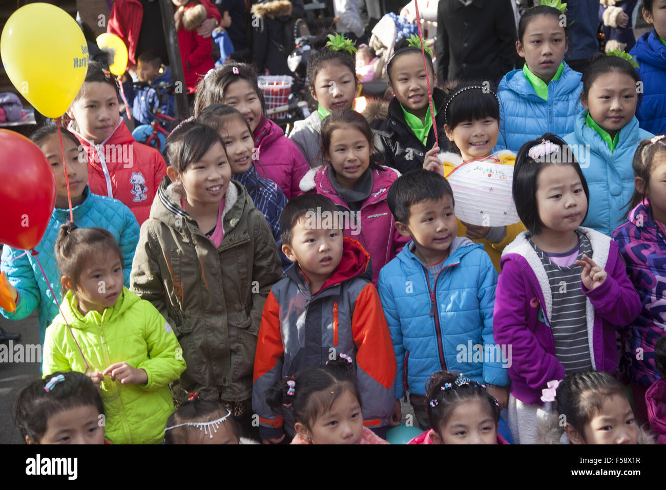 Schüler nehmen an der chinesischen Herbstfest und Laternenumzug im Stadtteil Chinatown von Brooklyn, N Stockfoto