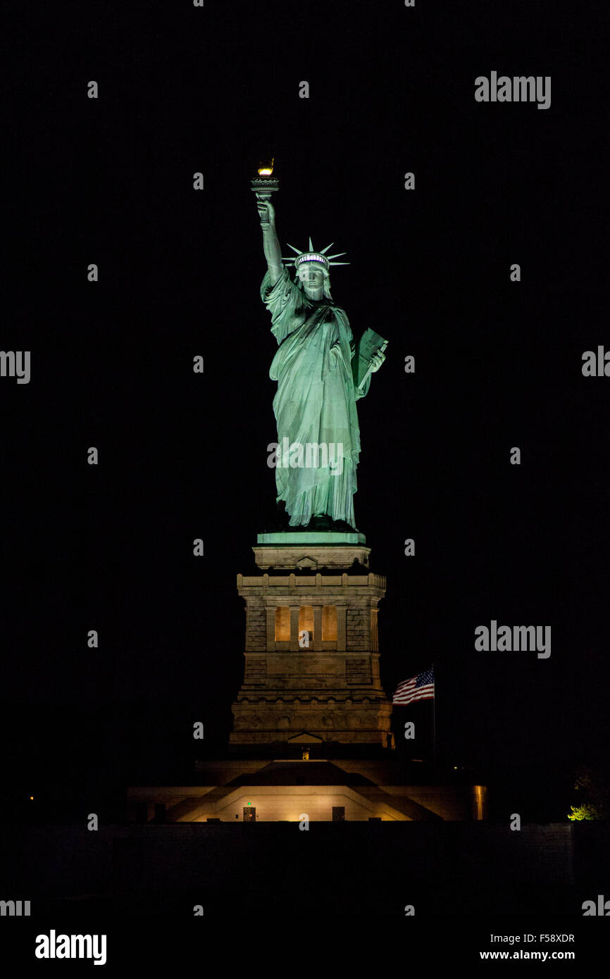 Freiheitsstatue in der Nacht, New York City, Vereinigte Staaten von Amerika. Stockfoto