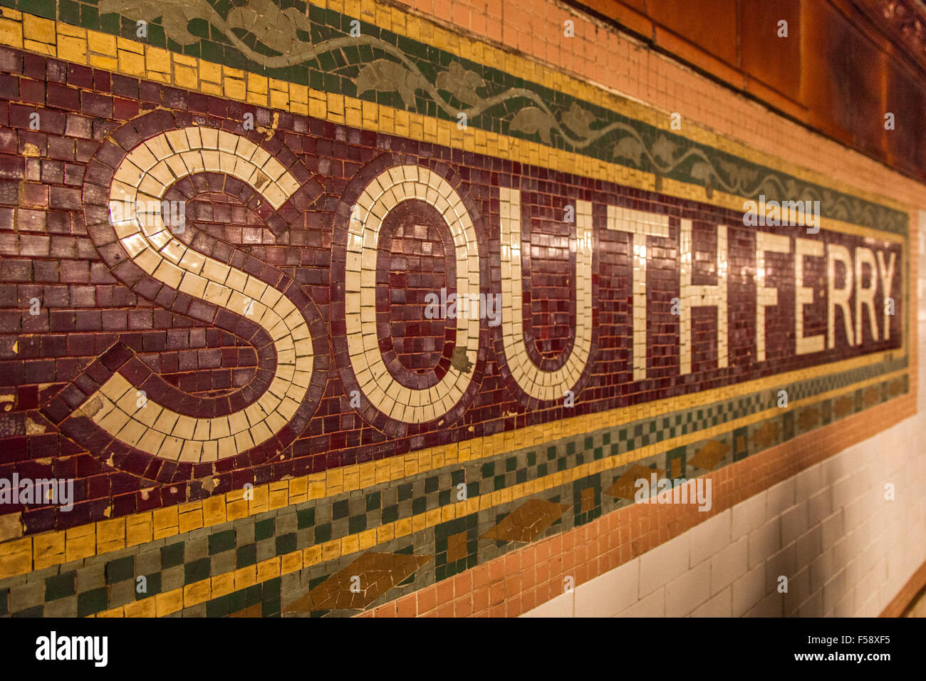 Mosaik-Zeichen, South Ferry U-Bahn Station, New York City, Amerika Stockfoto