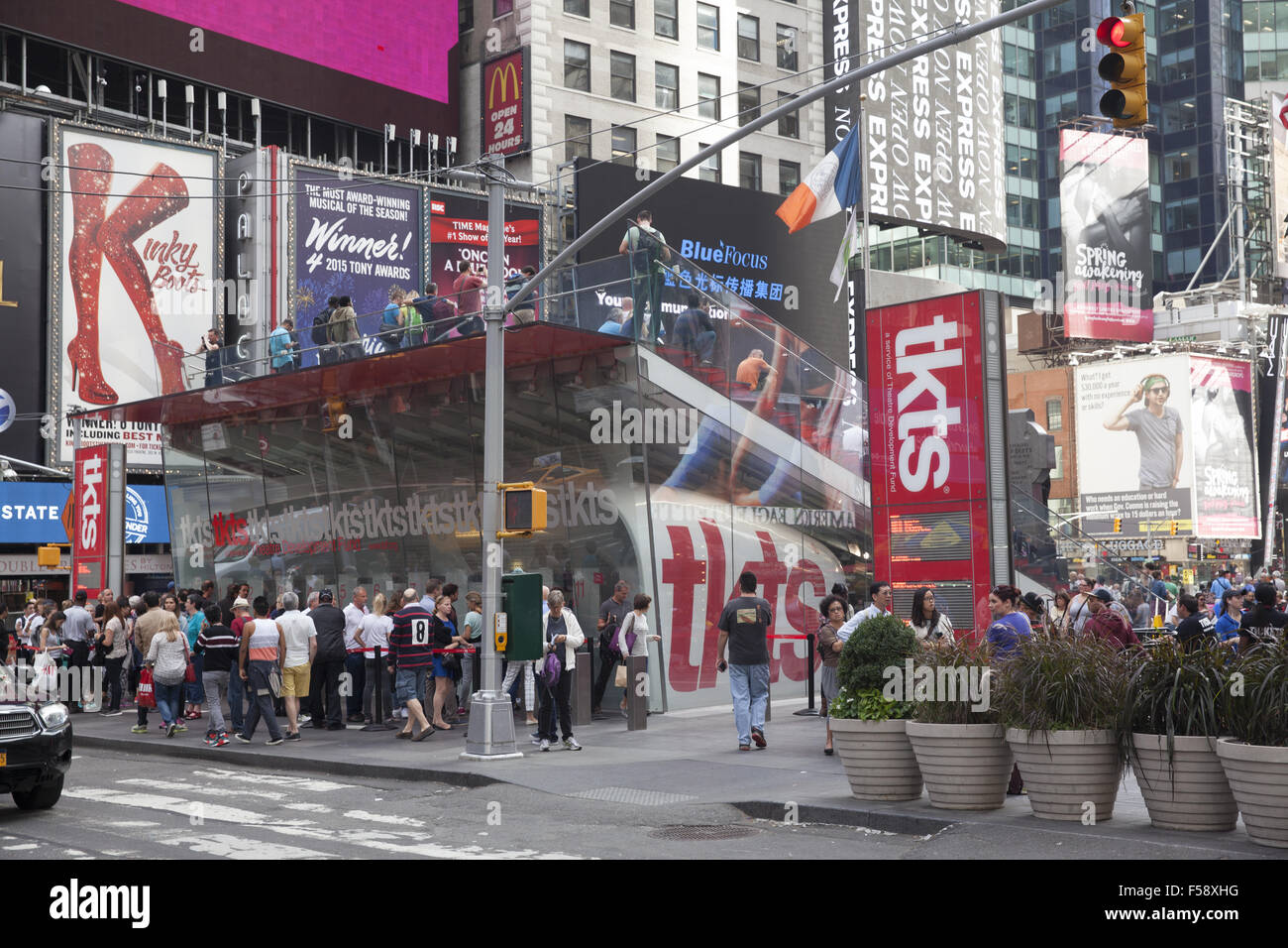 Leute standen Schlange, um Rabatt Theaterkarten in Times Square Theater Gegend die größten touristischen Zentrum in New York City kaufen. Stockfoto