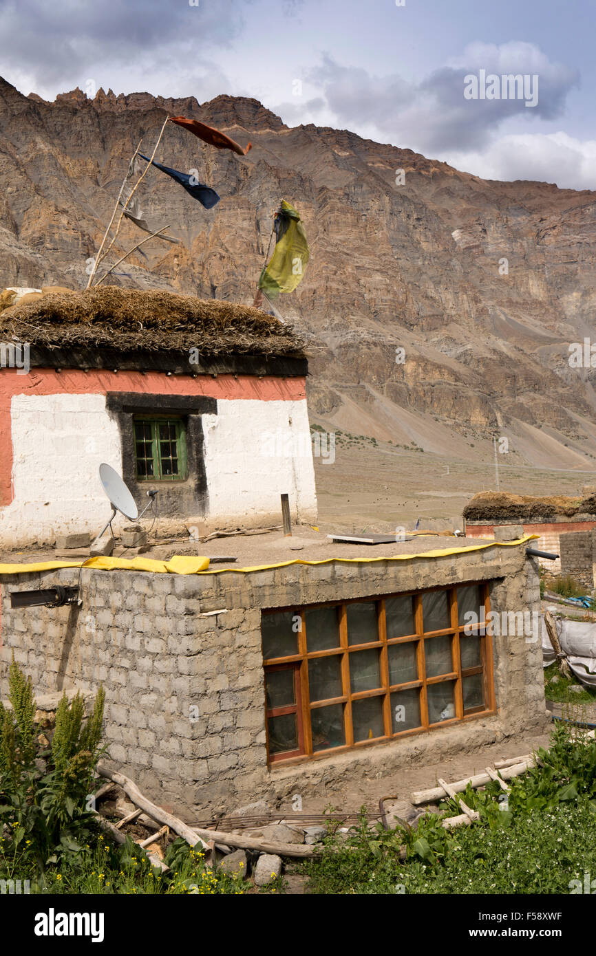 Indien, Himachal Pradesh, Spiti Valley, Losar Dorf, moderne Betonblock Erweiterung traditioneller Bauernhof Stockfoto