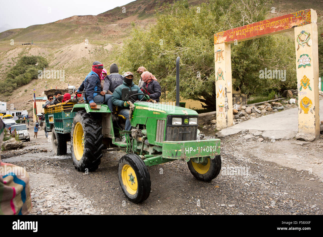 Losar Dorf, Gruppe von Reisenden zu Feldern im John Deere Traktoranhänger, Spiti Valley, Himachal Pradesh, Indien Stockfoto