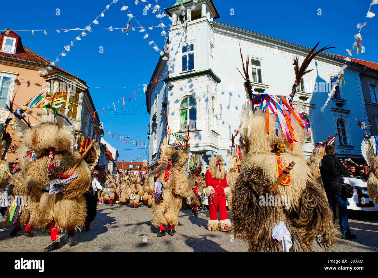 Ptuj, Slowenien, untere Steiermark, Stadt an den Ufern des Flusses Drau, Karneval. Die Kurent sind die Hauptfigur trägt eine massive sie Stockfoto