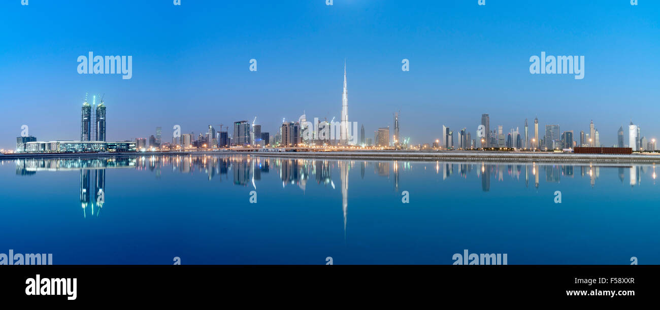 Panorama der Skyline der Wolkenkratzer Burj Khalifa Turm vor Sonnenaufgang in Dubai Vereinigte Arabische Emirate Stockfoto