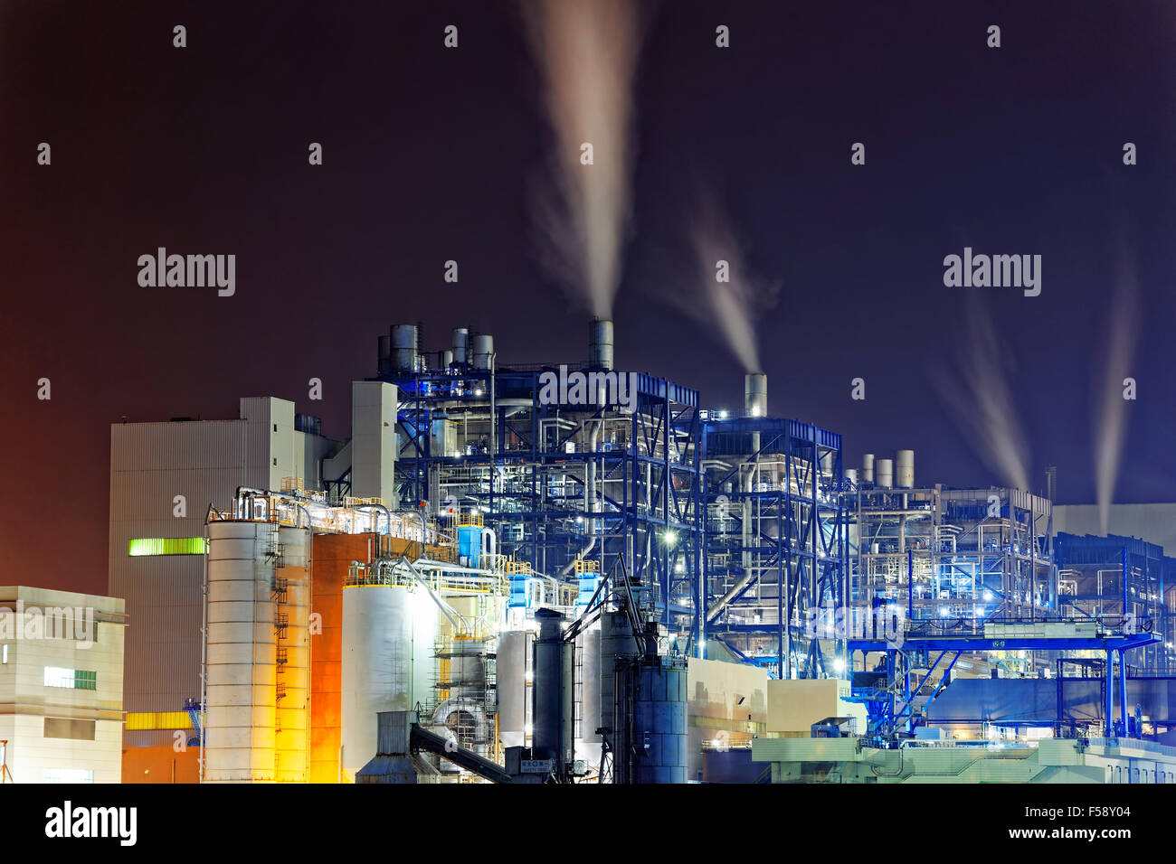 Kraftwerk mit einer Dampfwolke durchgebrannt durch den Wind in einem kalten sternenklaren Winternacht Stockfoto