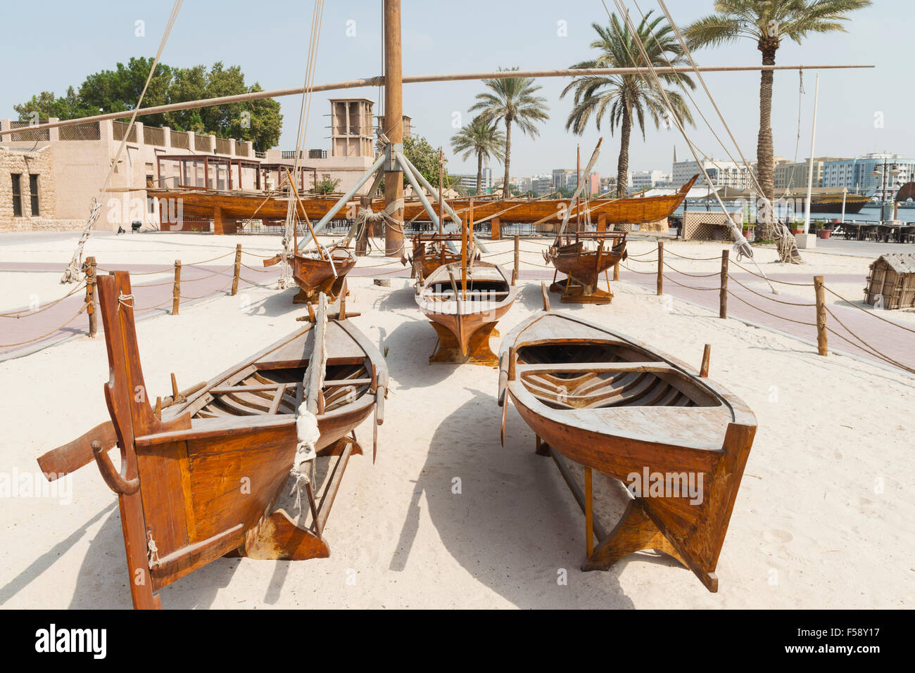 Traditionelle Holzboote auf dem Display an das Diving Village Freilichtmuseum im Bereich Kulturerbe am Al Shindagha in Dubai Vereinigte A Stockfoto