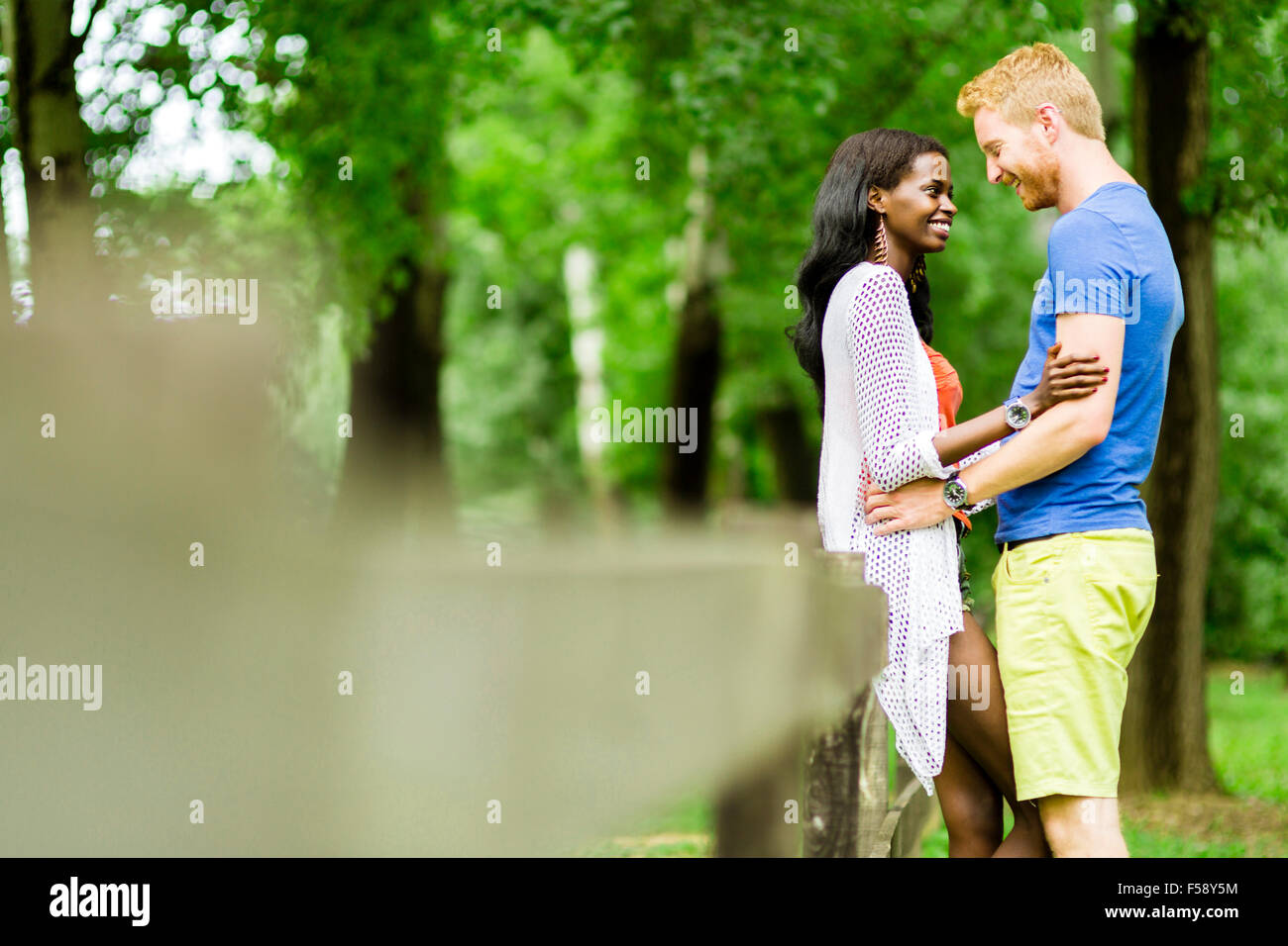 Ein glückliches Paar in Liebe verbringen einige Zeit zusammen im Freien in einem Park und romantisch Stockfoto