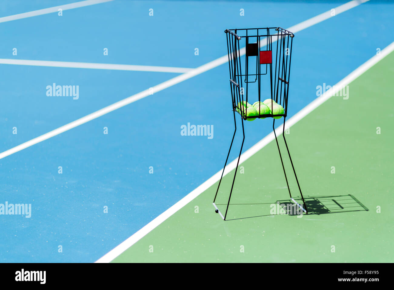 Schöner Tennisplatz mit einem Ball Korb und Tennis Kugeln drin Stockfoto