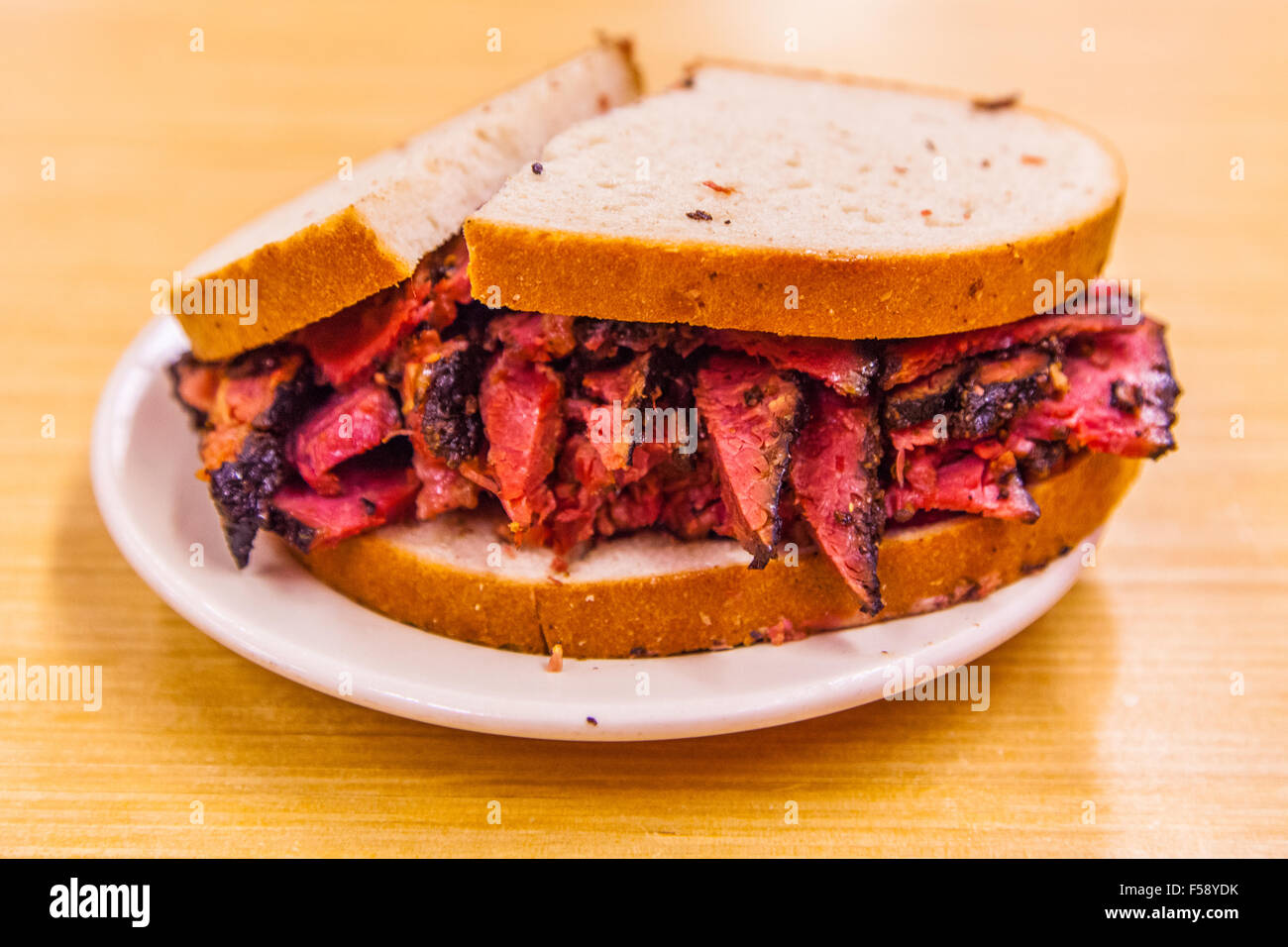 Pastrami (Pökelfleisch) auf Roggenbrot-Sandwich im Katz es Deli, A Feinkost Diner auf der Lower East Side in New York City, Vereinigte Staaten von Amerika Stockfoto