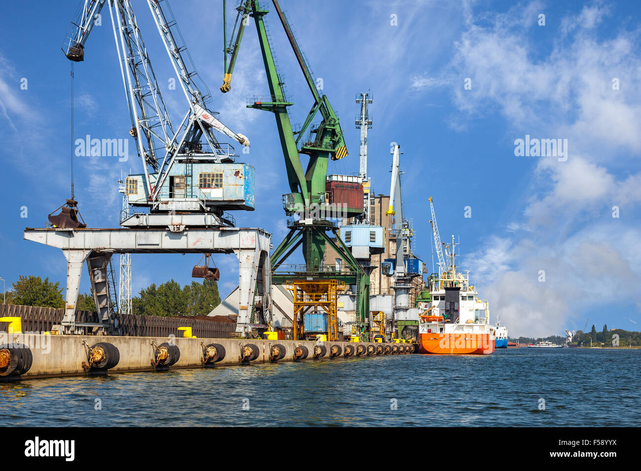 Frachtschiff vertäut am Kai im Hafen von Danzig, Polen. Stockfoto