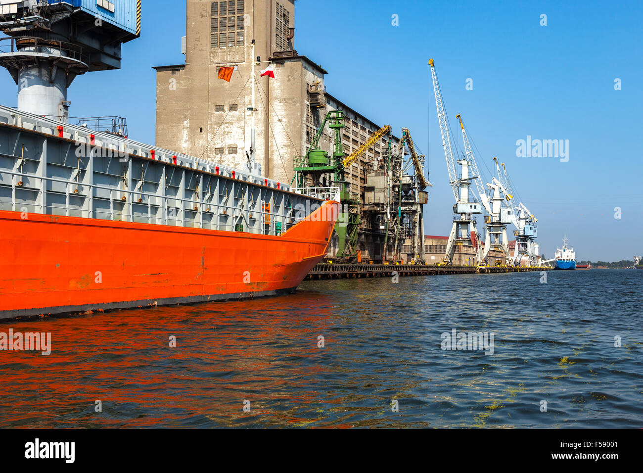 Frachtschiff vertäut am Kai im Hafen von Danzig, Polen. Stockfoto