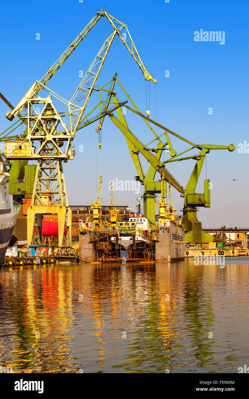 Schiff auf Trockendock während der Bauphase in Danzig, Polen. Stockfoto