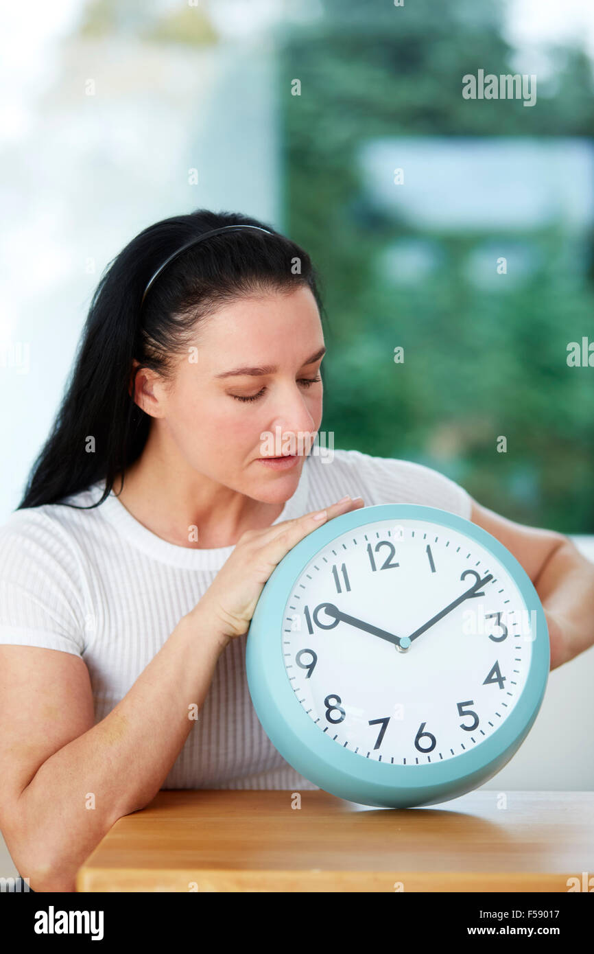 Einstellen der Uhrzeit auf einer Uhr Frau Stockfoto