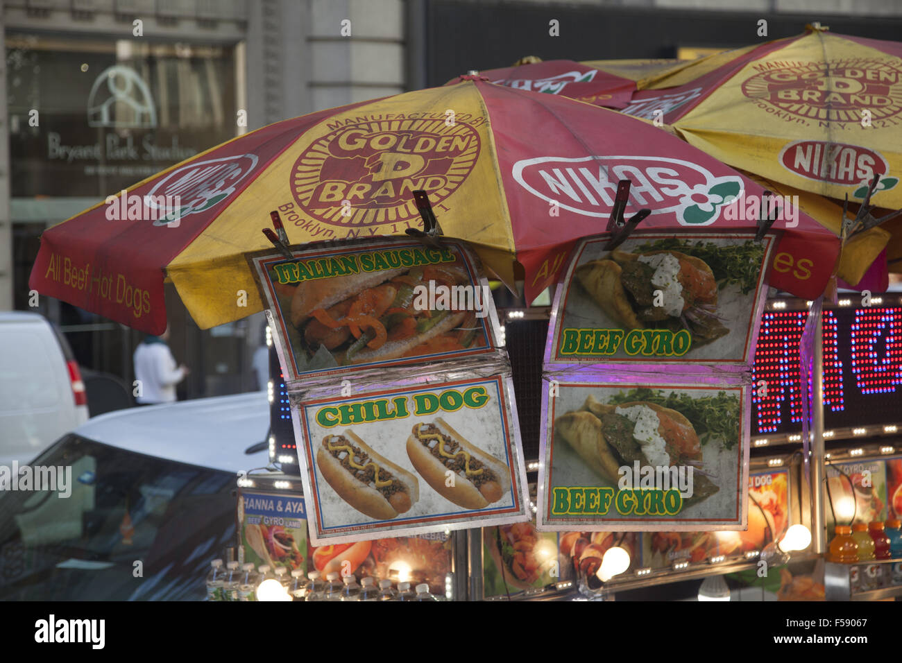 Suppen-Anbieter hat einen guten Platz an der 40th Street entlang Bryant Park in New York City. Stockfoto