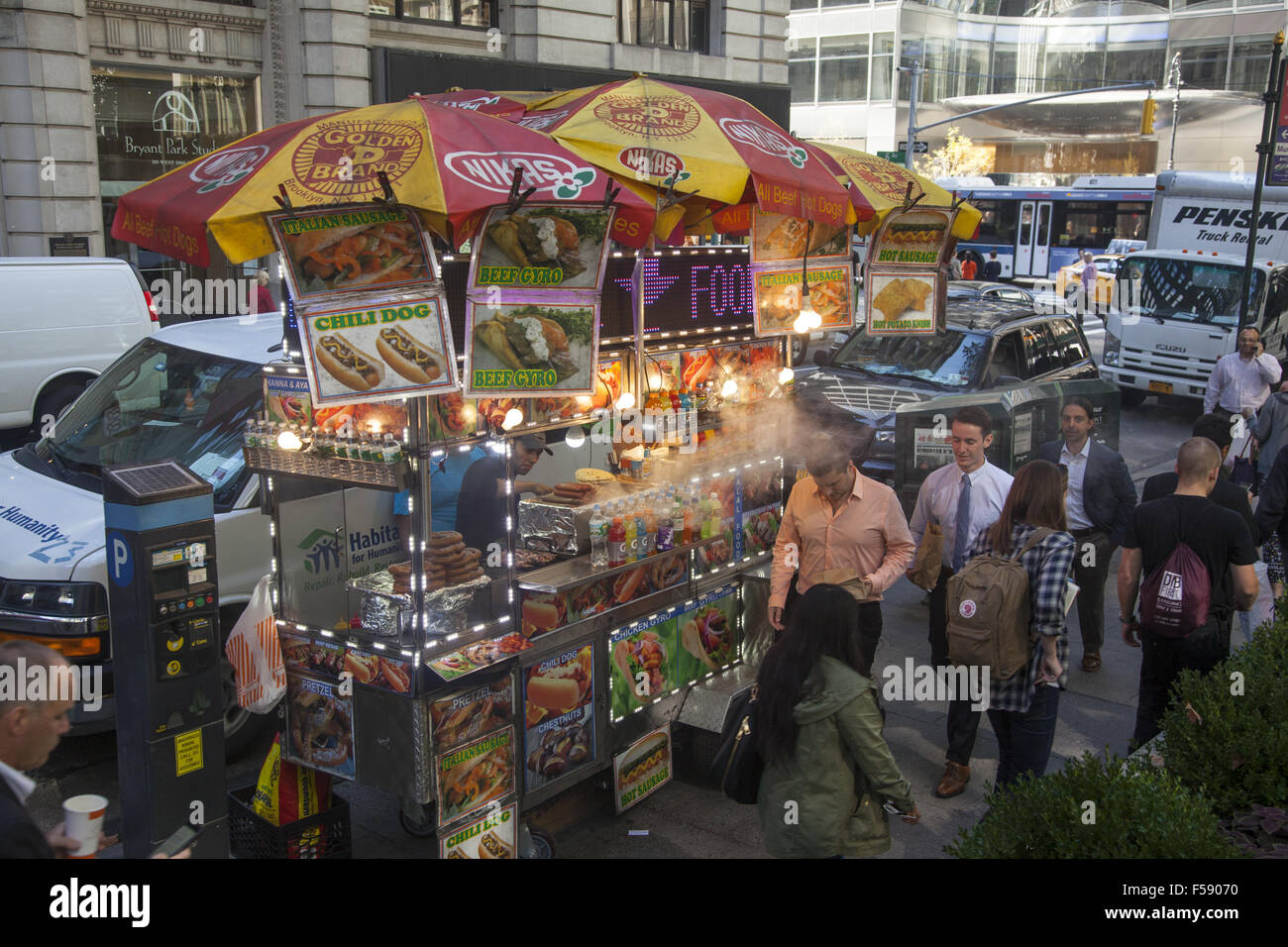 Suppen-Anbieter hat einen guten Platz an der 40th Street entlang Bryant Park in New York City. Stockfoto