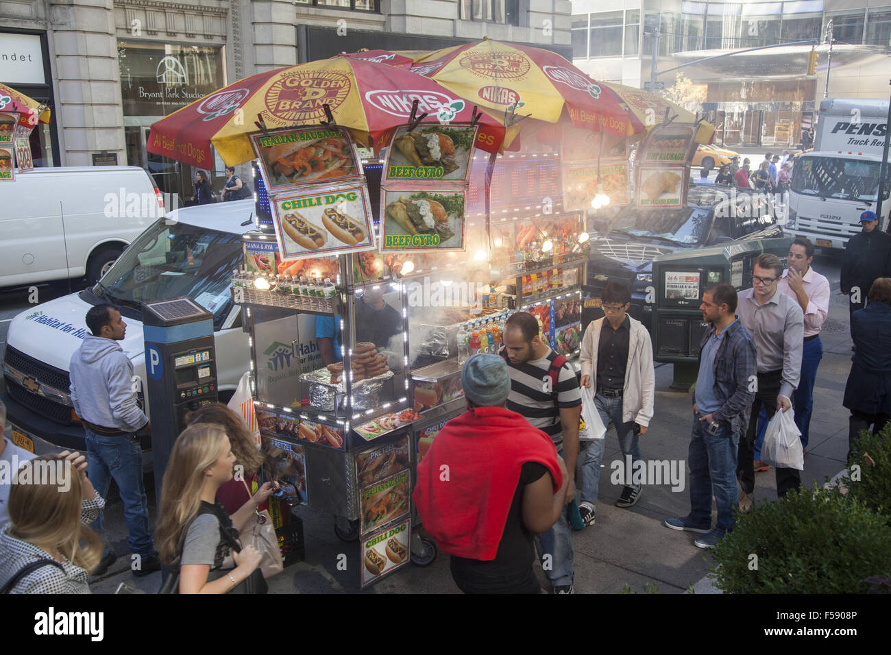 Suppen-Anbieter hat einen guten Platz an der 40th Street entlang Bryant Park in New York City. Stockfoto