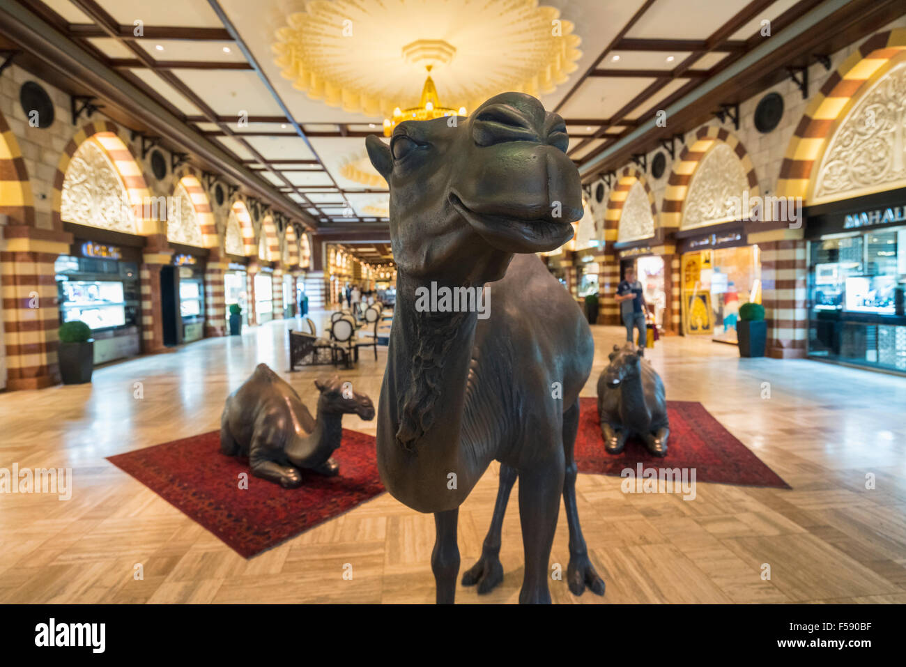 Lebensgroße Kamele Skulpturen im Innern nahöstlichen Stil der Souk Einkaufsviertel in der Dubai Mall in Dubai Vereinigte Arabische Em Stockfoto