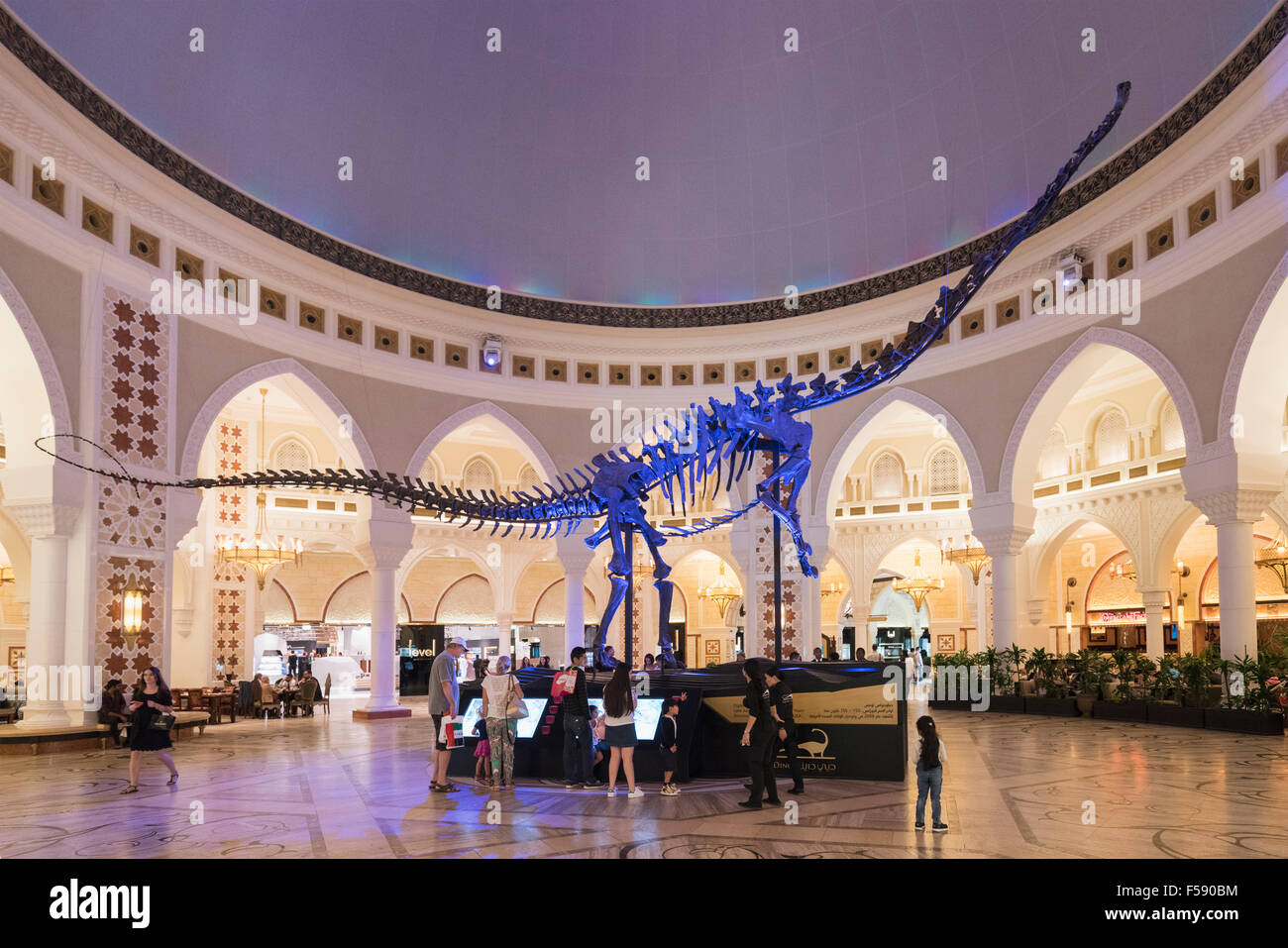 Dinosaurier-Skelett auf dem Display in nahöstlichen Stil der Souk Einkaufsviertel in der Dubai Mall in Dubai Vereinigte Arabische Stockfoto