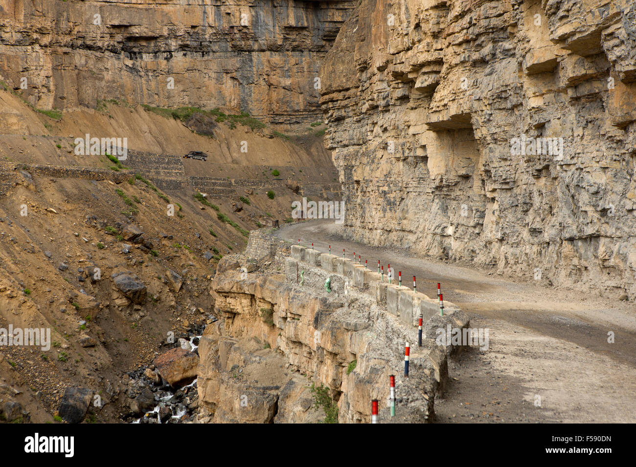 Losar, gefährlich, Spiti Valley, Himachal Pradesh, Indien schmale Bergstraße in steilen Felsen geschnitten Stockfoto