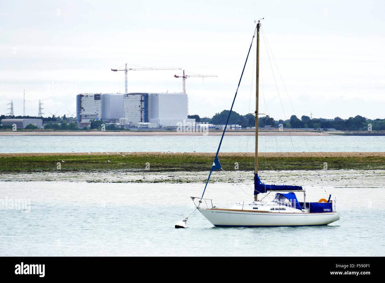 Bradwell Kernkraftwerk Essex, fotografiert von West Mersea, Mersea Island Blick über den Fluss Blackwater Stockfoto