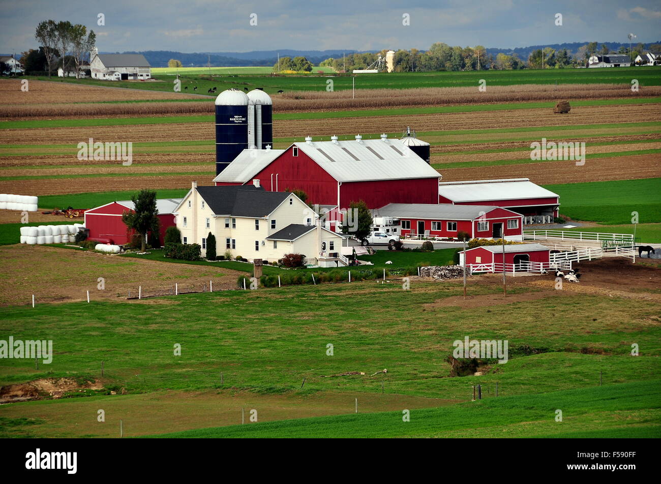 Lancaster County, Pennsylvania: Ein großer amischen Bauernhof Komplex mit Bauernhaus, Scheunen, Silos und umliegenden Ländereien Stockfoto