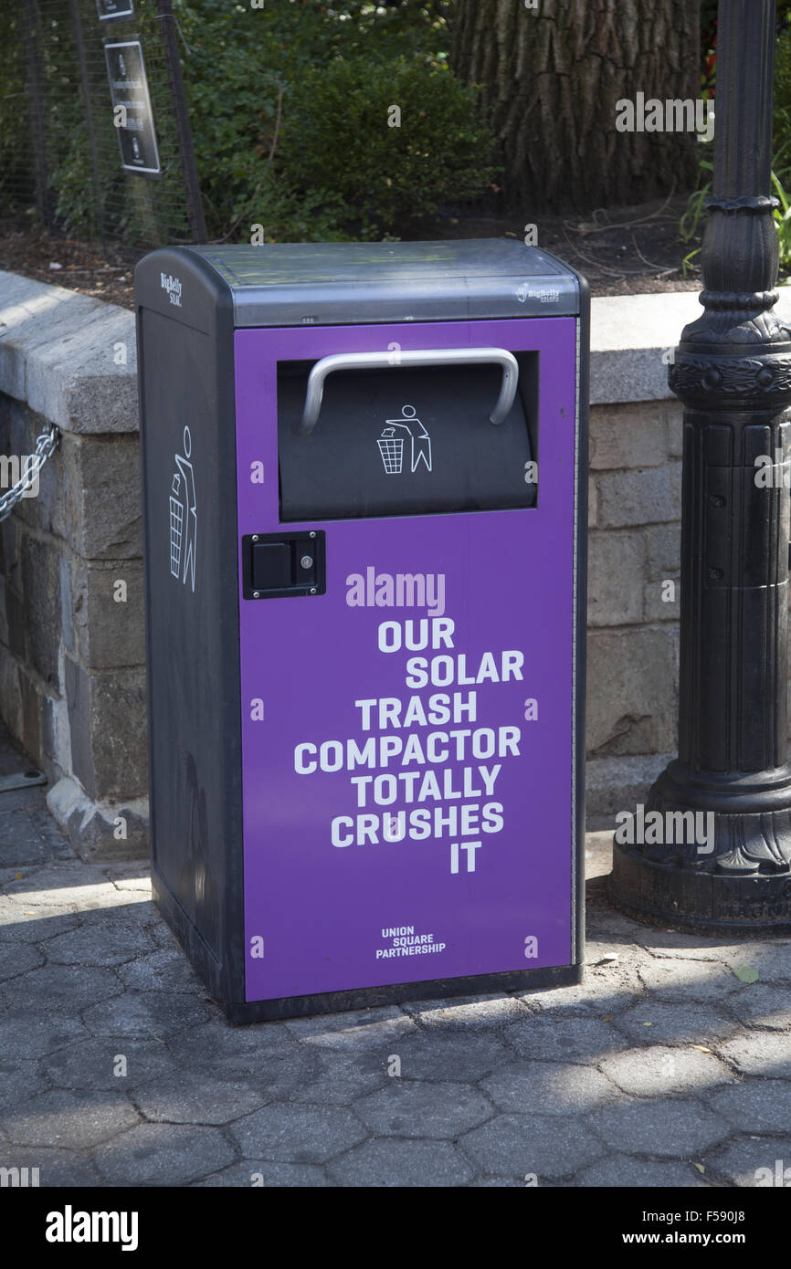 Ein BigBelly solar Müllpresse (Straße Mülltonne) in Boston, Massachusetts,  USA Stockfotografie - Alamy