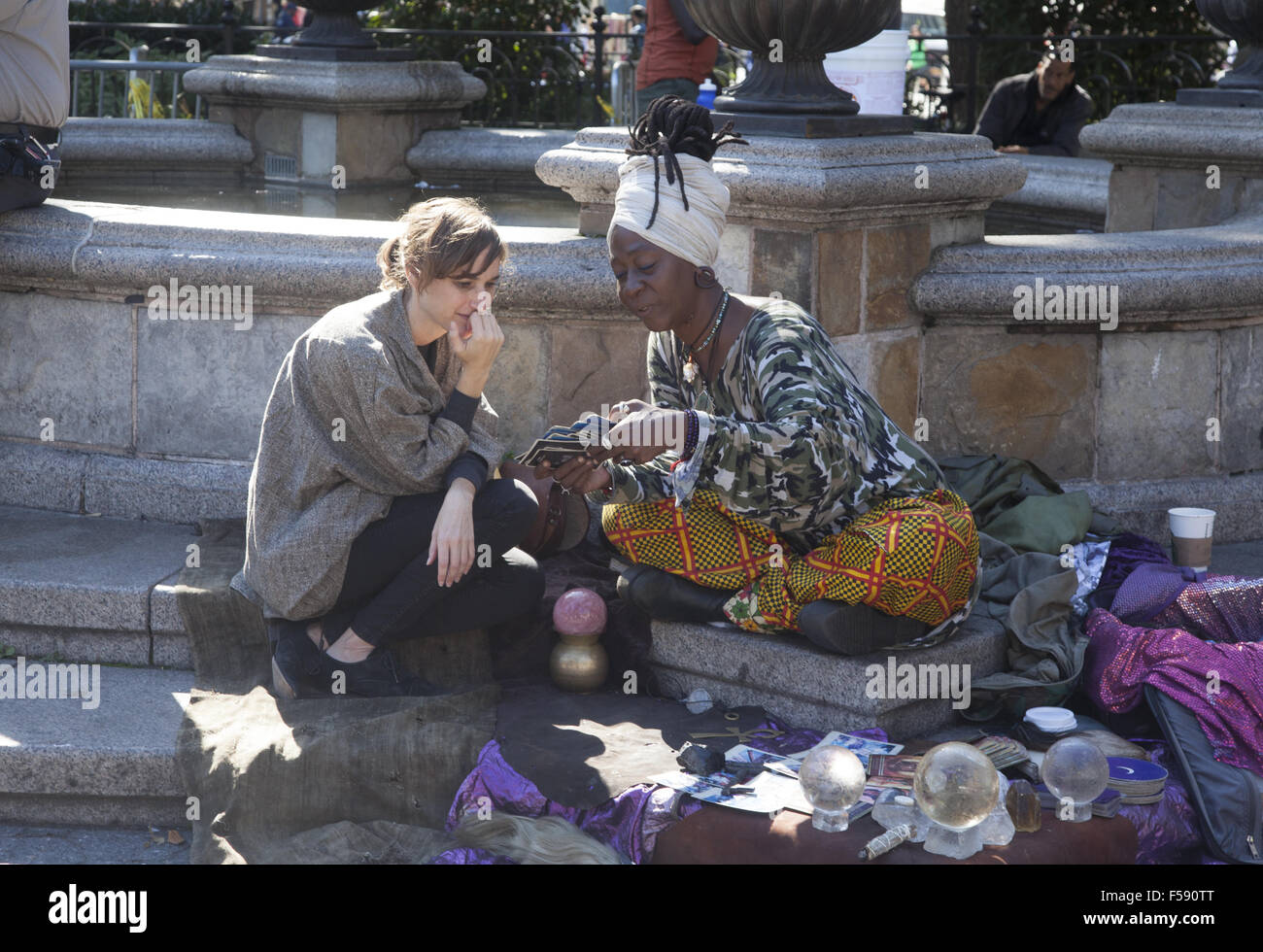 Wahrsagerin gibt einer Frau eine Tarotkarte lesen am Union Square in Manhattan, NYC. Stockfoto