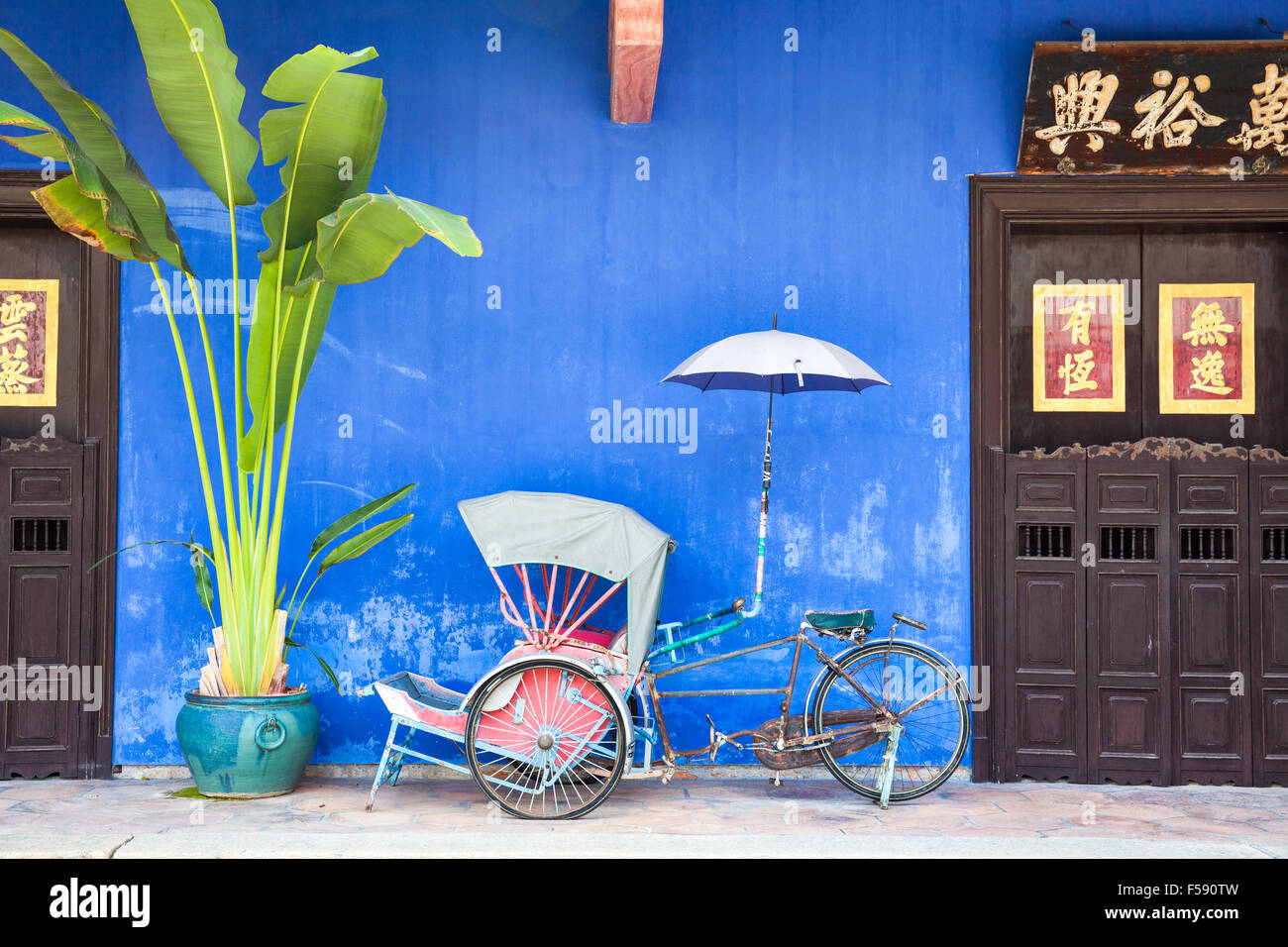Georgetown, Malaysia — 4. August 2014: alte Rikscha Dreirad in der Nähe von Fatt Tze Mansion oder Blue Mansion, historische berühmte Oriental Stockfoto