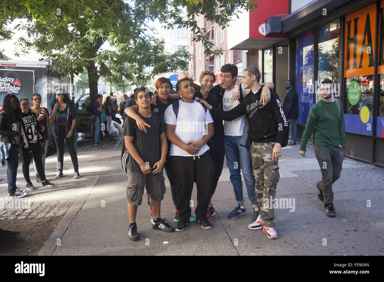 High School Teens auf 14. Str. in New York City nach der Schule in der Nachbarschaft ist. Stockfoto