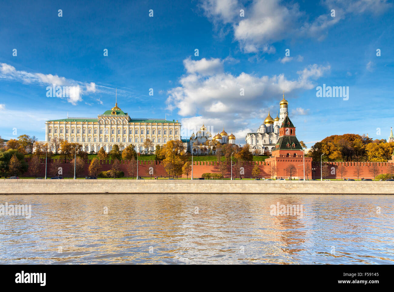 Moskau, Russland - 12. Oktober 2013: Die Ansicht der Moskauer Kreml von der Moskwa tagsüber am 12. Oktober 2013. Stockfoto