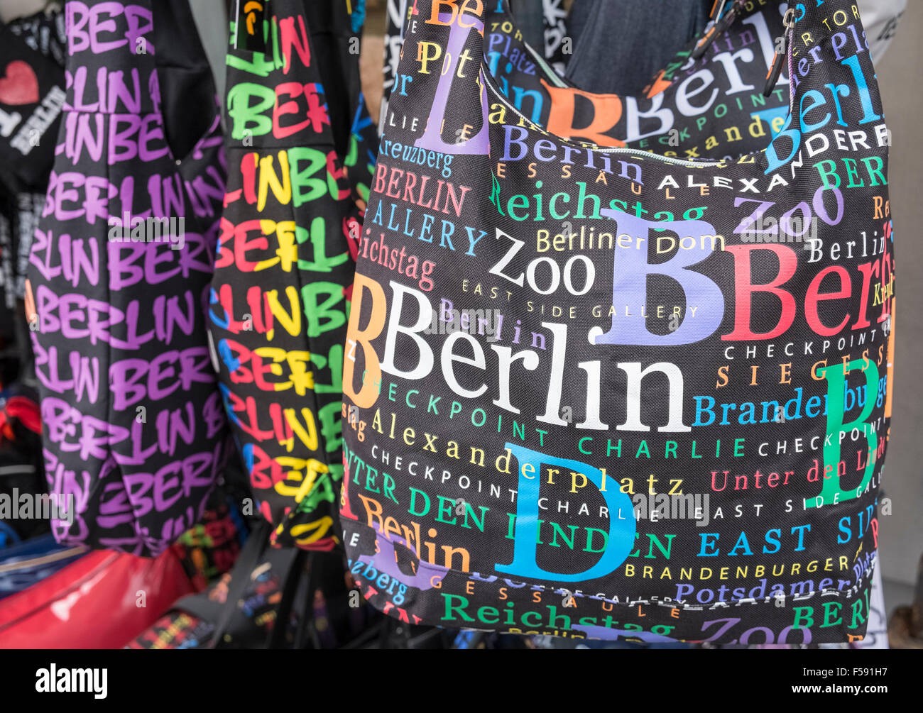 Tourist Souvenir Bags für Verkauf, Hervorhebung der Attraktionen und Sehenswürdigkeiten in Berlin, Deutschland Stockfoto